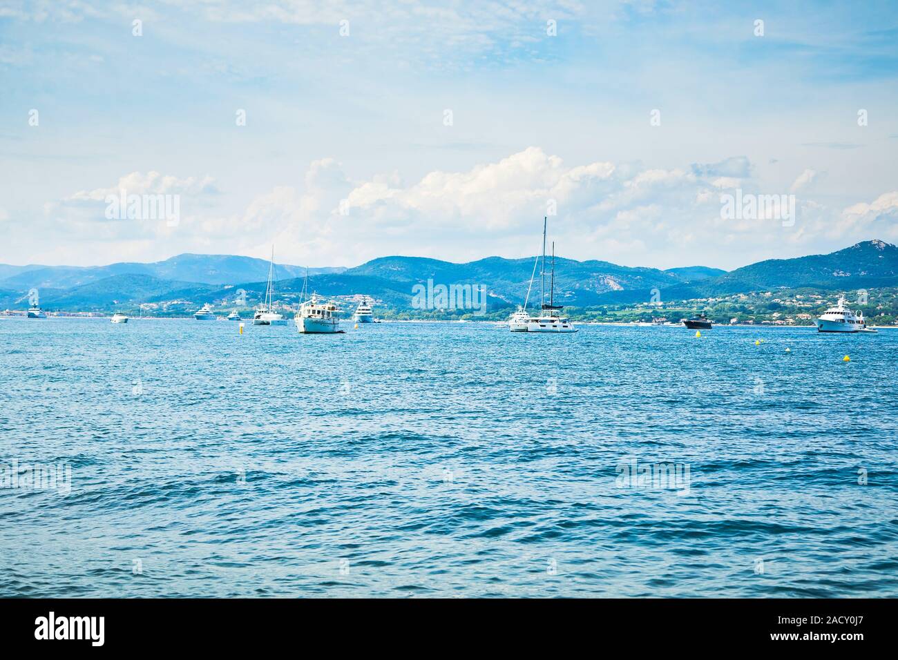 Yachts et bateaux sur crique méditerranéenne pendant des vacances d'été Banque D'Images