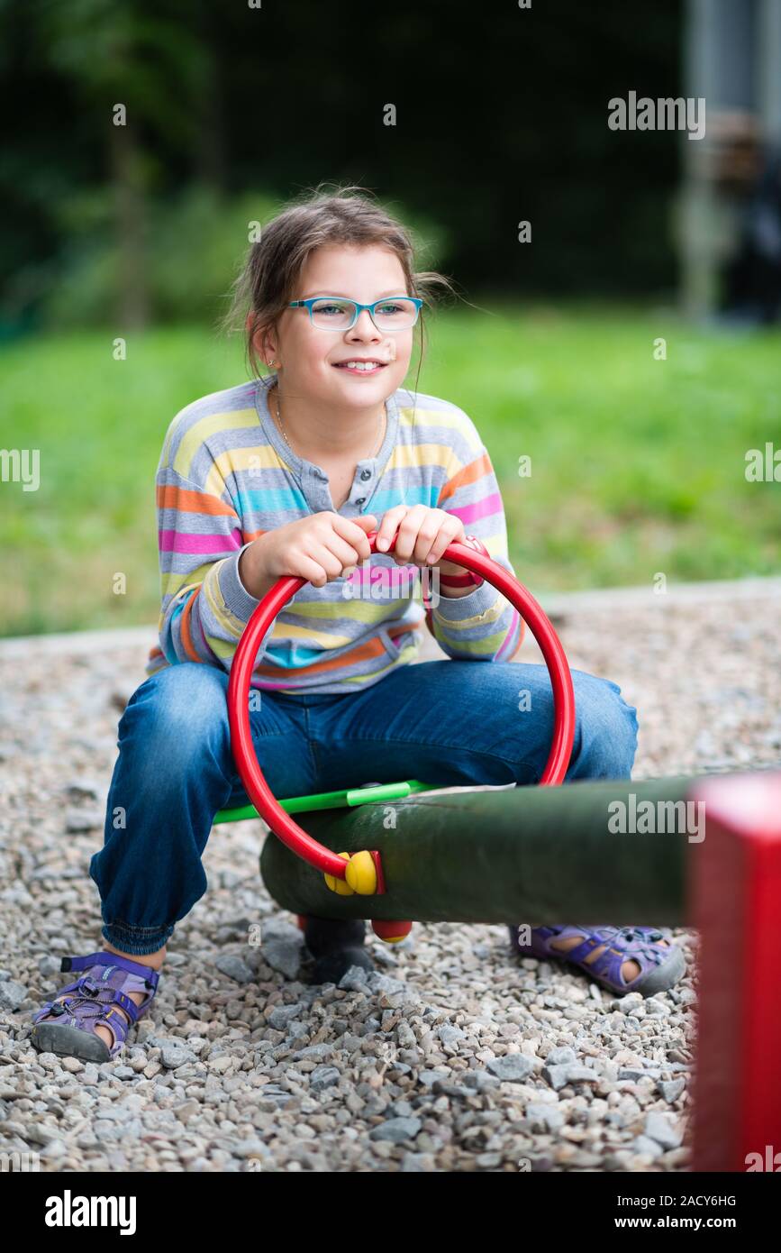 Funny Girl lunettes en jouant au jeu pour enfants Banque D'Images