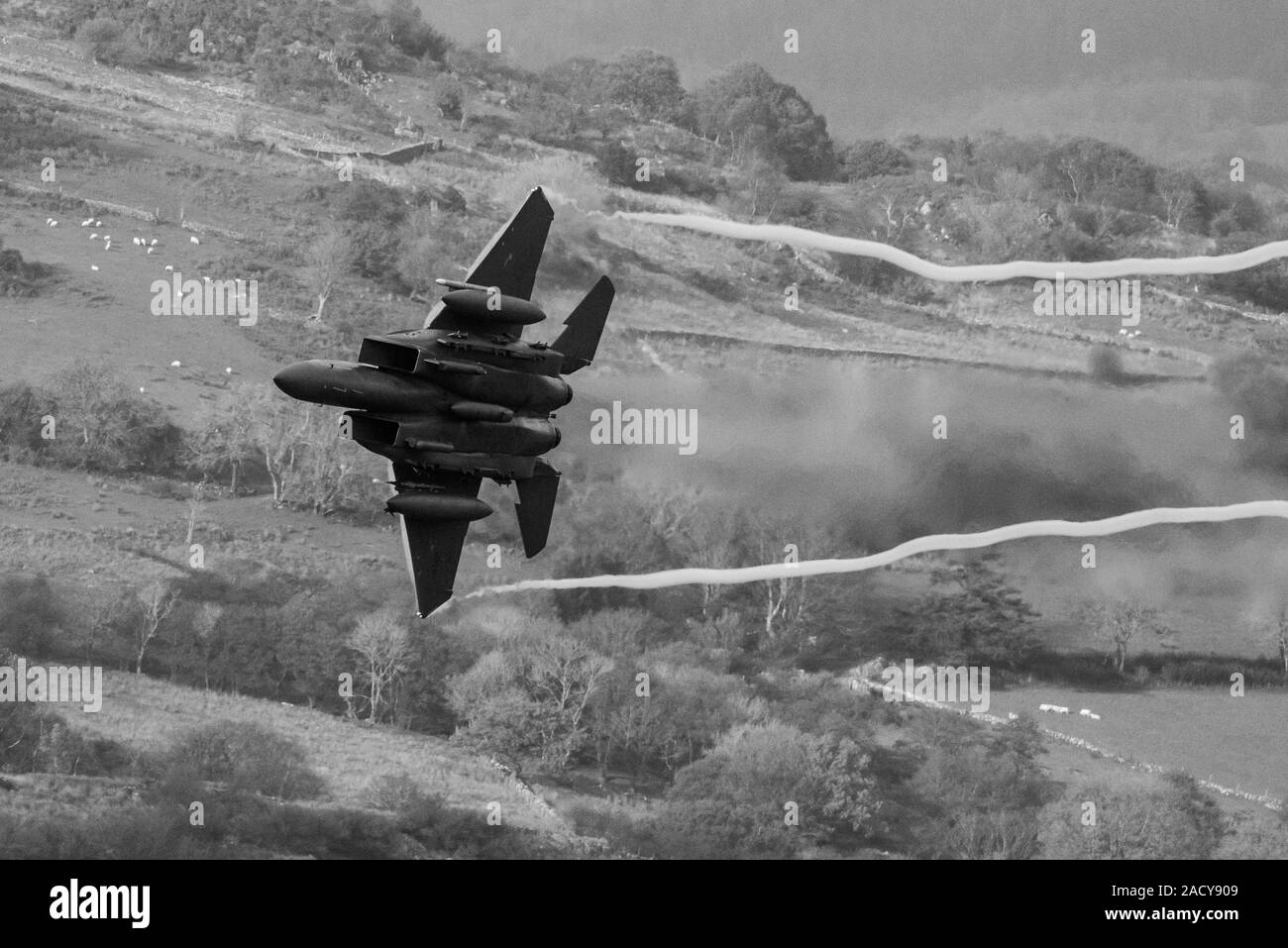 F-15 Eagle, USAF Mc Donnell Douglas avion de chasse de bas niveau qui vole de Valley Anglesey à travers la boucle Mach à Cadair Idris Pays de Galles Banque D'Images