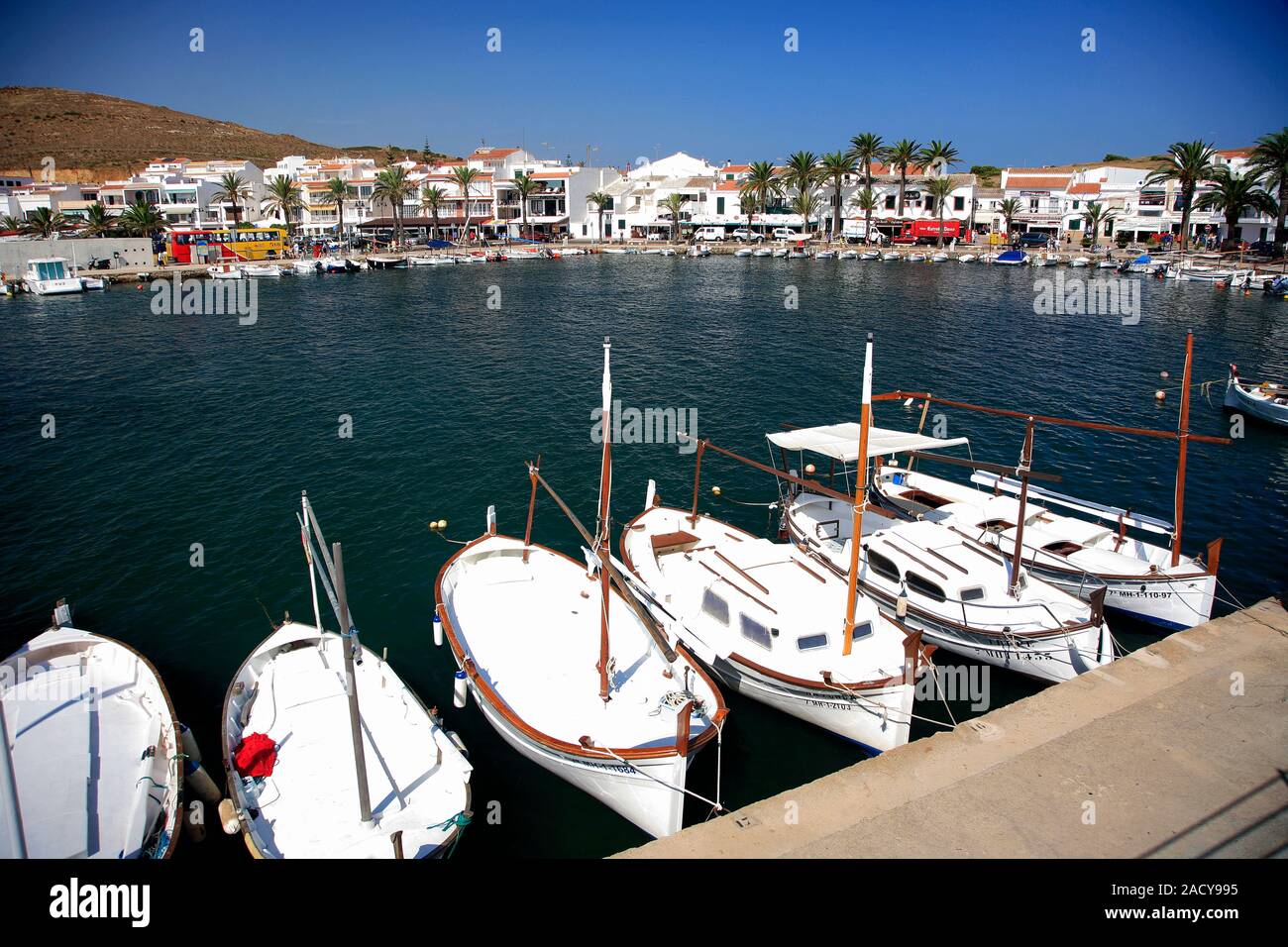 Bateaux de pêche dans le port de Fornells village, à l'île de Menorca, Baléares, Espagne Banque D'Images