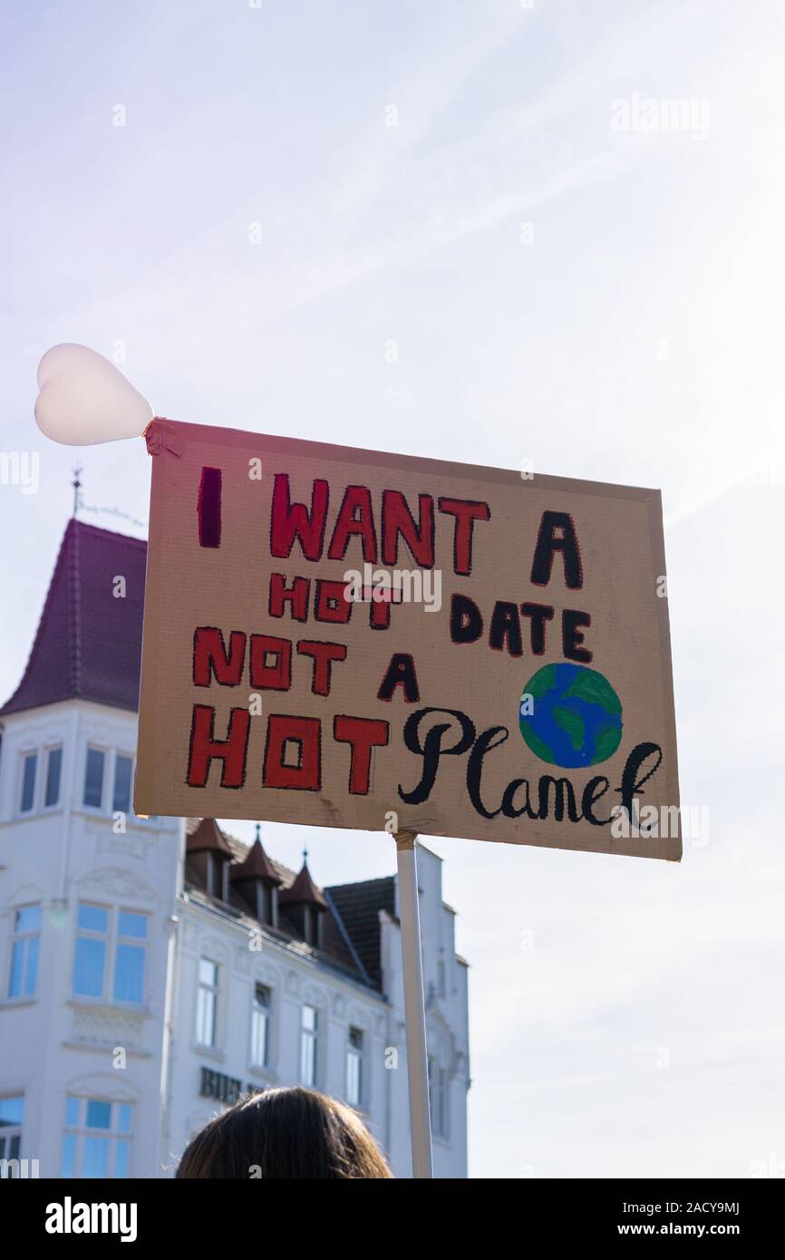 Panneau qui dit "je veux une date chaude pas une planète chaude" afin de protester contre la politique actuelle concernant la crise mondiale contre le changement climatique Banque D'Images