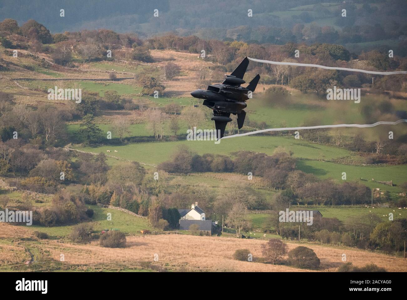 F-15 Eagle, USAF Mc Donnell Douglas avion de chasse de bas niveau qui vole de Valley Anglesey à travers la boucle Mach à Cadair Idris Pays de Galles Banque D'Images