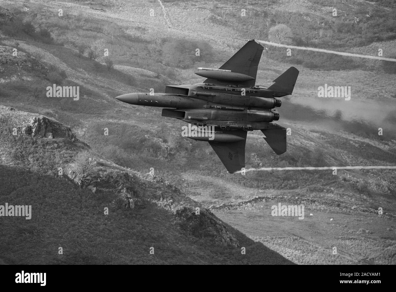 F-15 Eagle, USAF Mc Donnell Douglas avion de chasse de bas niveau qui vole de Valley Anglesey à travers la boucle Mach à Cadair Idris Pays de Galles Banque D'Images