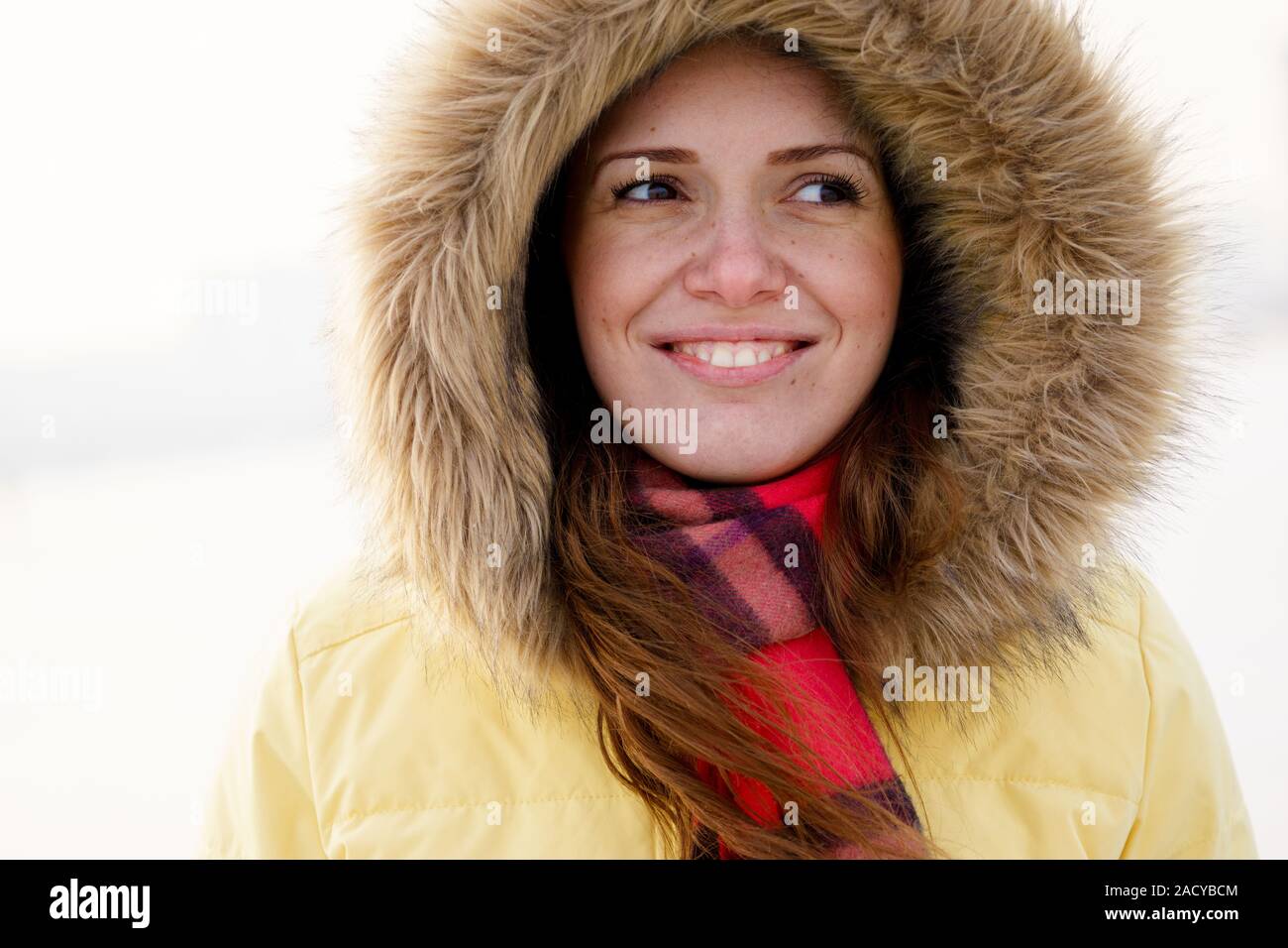 Jeune femme portrait d'hiver. Shallow dof. Banque D'Images