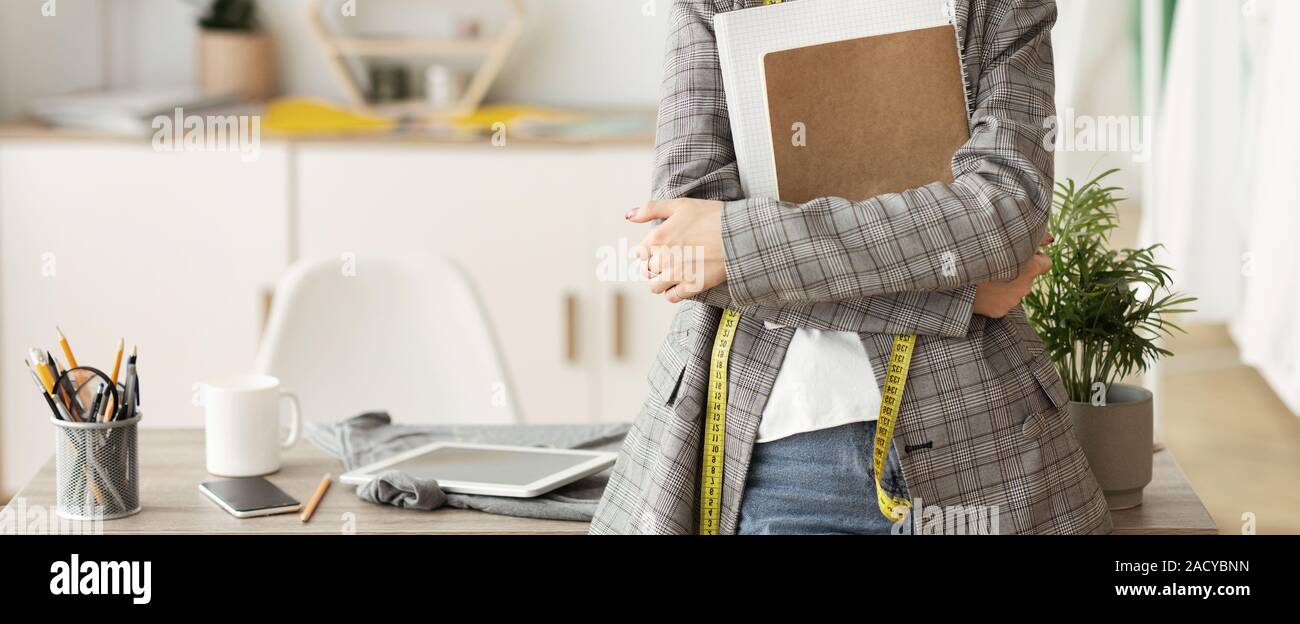 Femme avec un ordinateur portable sur mesure méconnaissable en studio permanent Banque D'Images