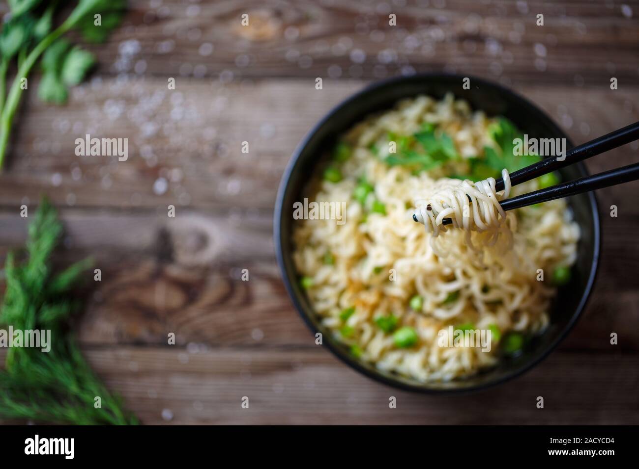 Chow mein : nouilles frites avec du poulet et légumes close-up Vue de dessus horizontale. Banque D'Images