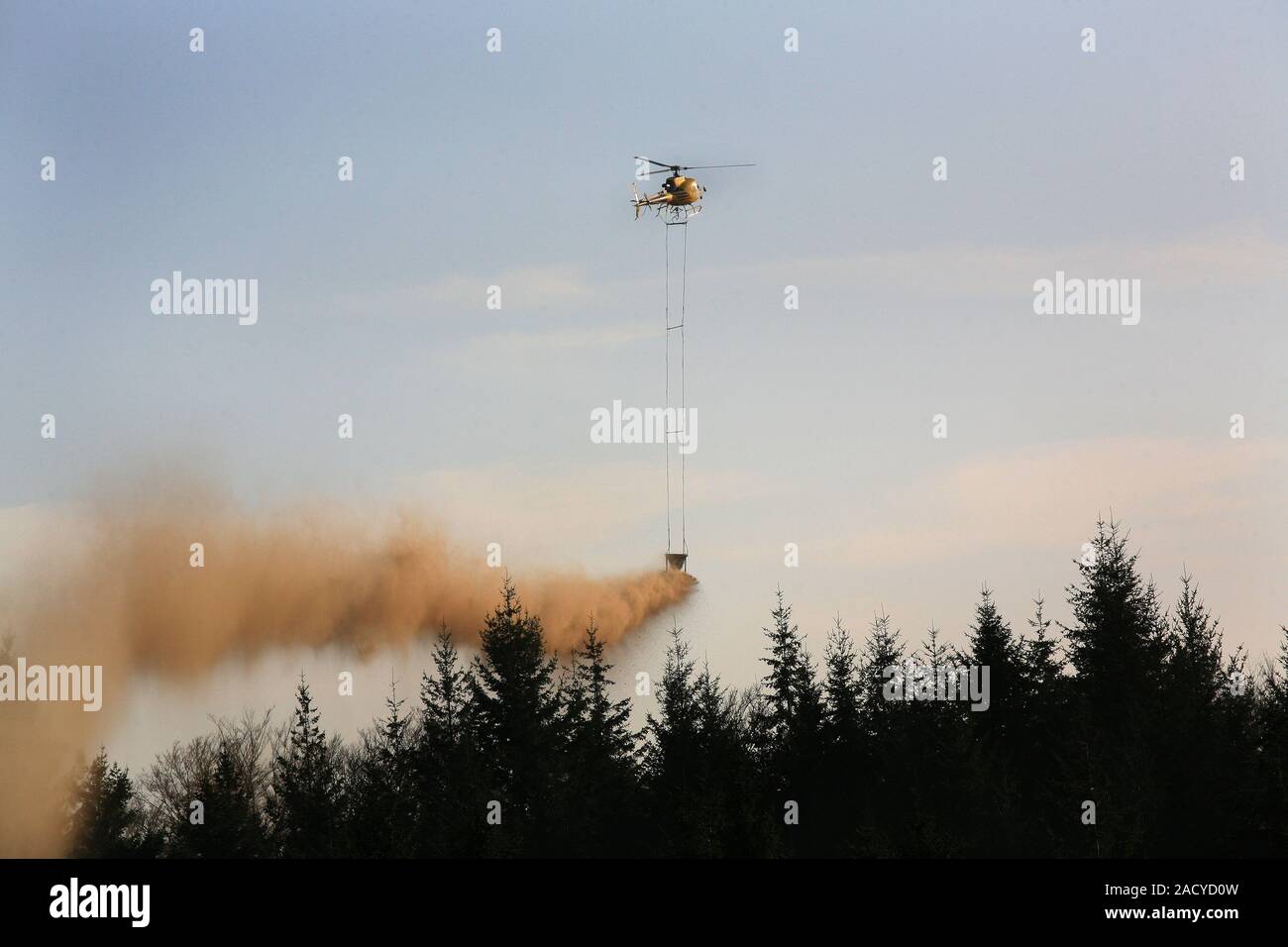 Le chaulage des forêts avec l'hélicoptère dans le sud de la Forêt-Noire Banque D'Images