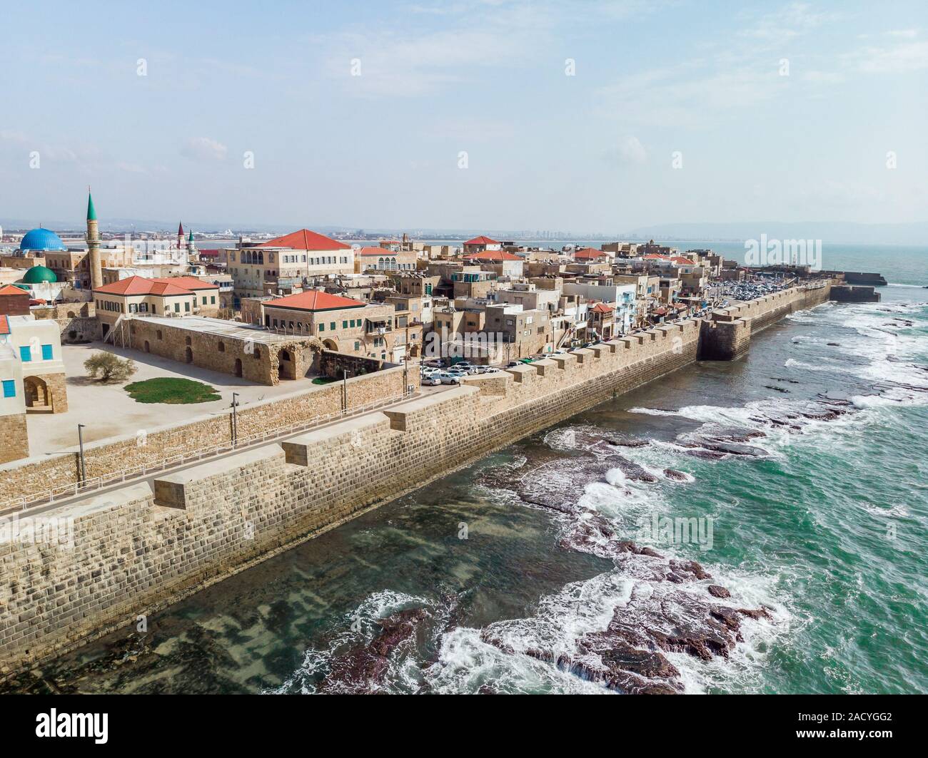 Vue sur les murs de la forteresse ancienne ville d'Akko (Acre) sur la Méditerranée avec la mer et nuages sur fond d'oiseau, Moyen-Orient, Israël Banque D'Images