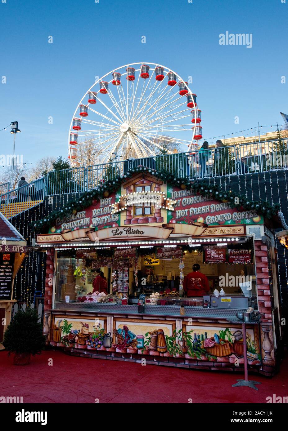 Food et Grande Roue fairground ride. Marché de Noël d'Édimbourg et juste. L'Ecosse Banque D'Images
