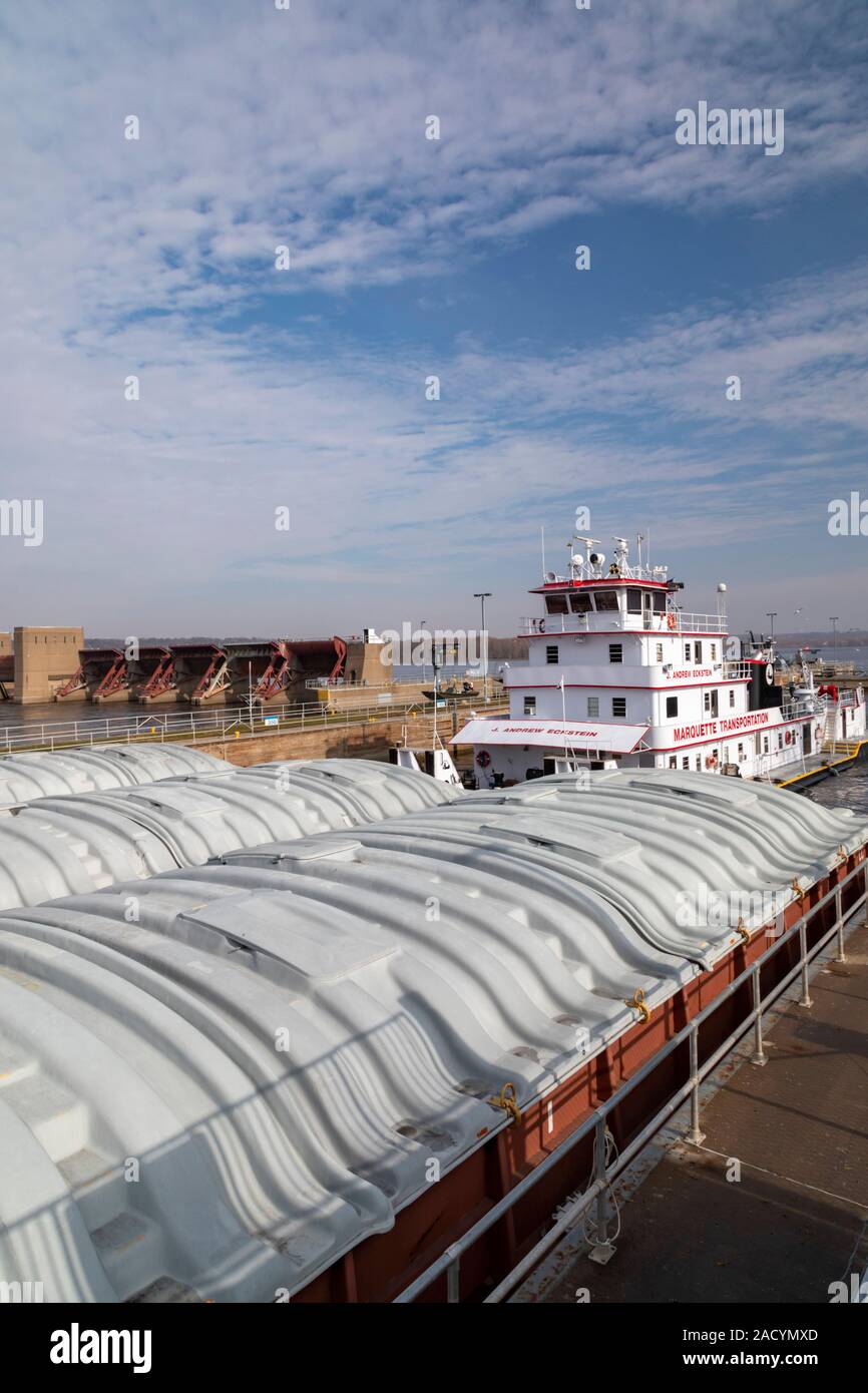 New York City, New York - Un remorqueur pousse barges contenant du maïs et du soja dans l'écluse et Dam No 16 sur la partie supérieure du fleuve Mississippi. Banque D'Images