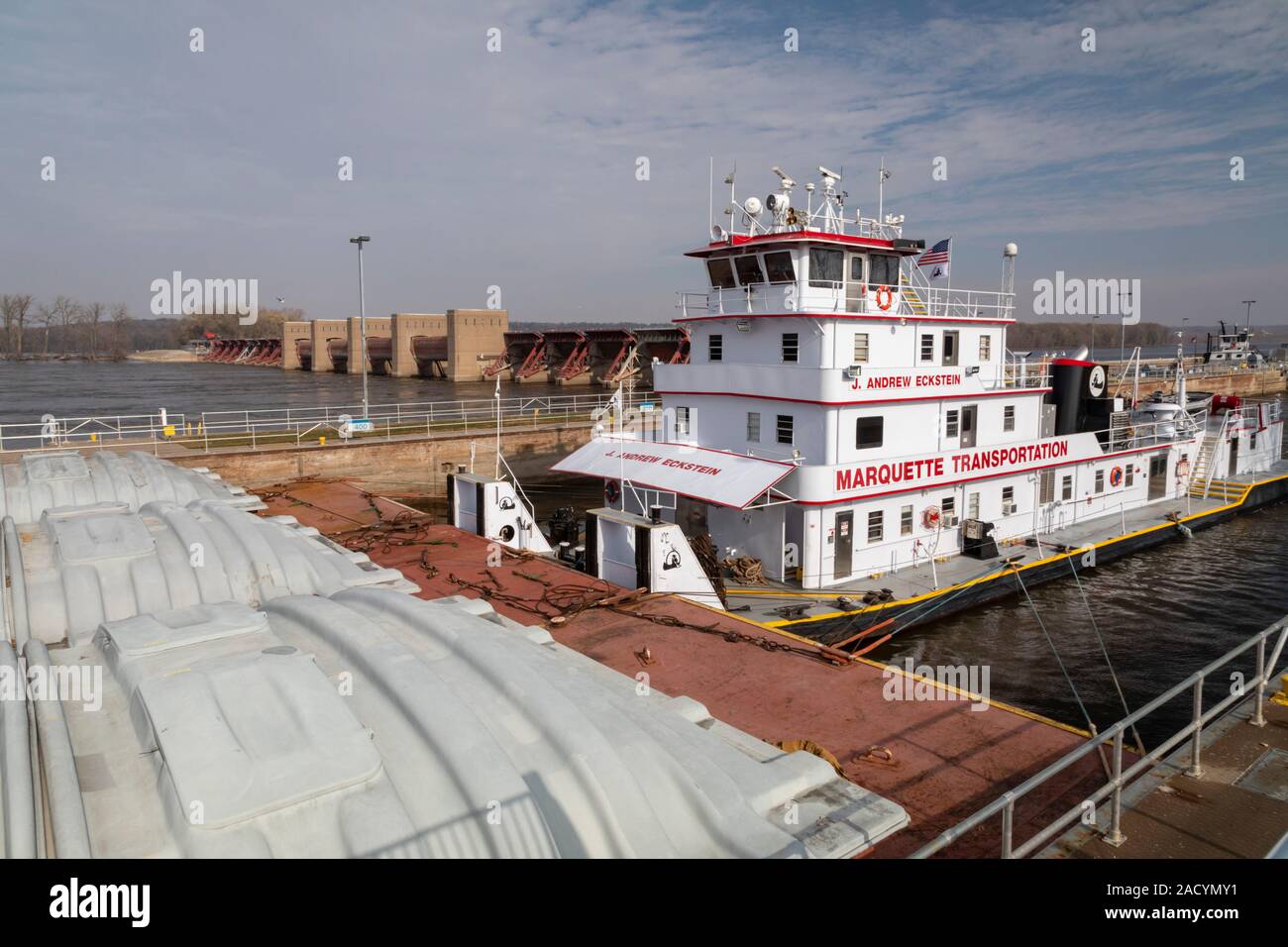 New York City, New York - Un remorqueur pousse barges contenant du maïs et du soja dans l'écluse et Dam No 16 sur la partie supérieure du fleuve Mississippi. Banque D'Images