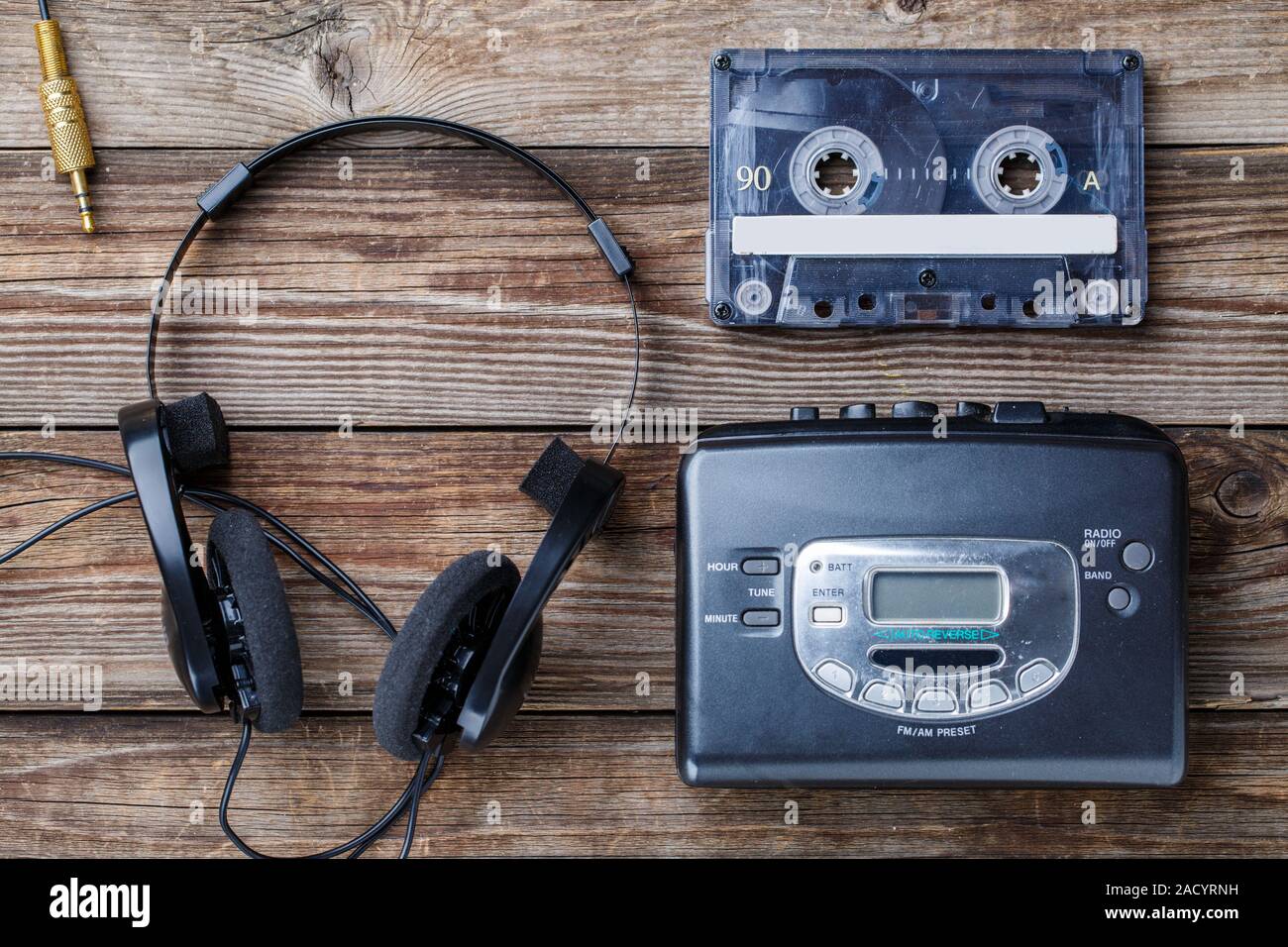 Music concept. Vue de dessus de cassette, lecteur audio et écouteurs Photo  Stock - Alamy