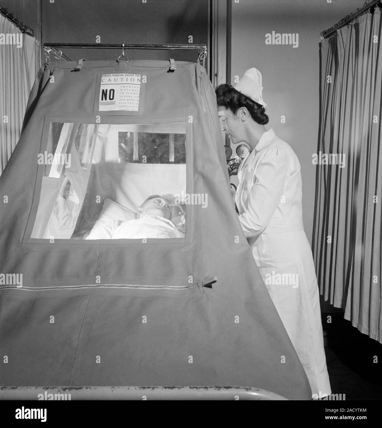 Tente à oxygène à l'hôpital. L'infirmière en 1940 une formation dans un  hôpital à l'utilisation d'une tente à oxygène. Cette tente donne au patient  l'intérieur avec oxygène Photo Stock - Alamy