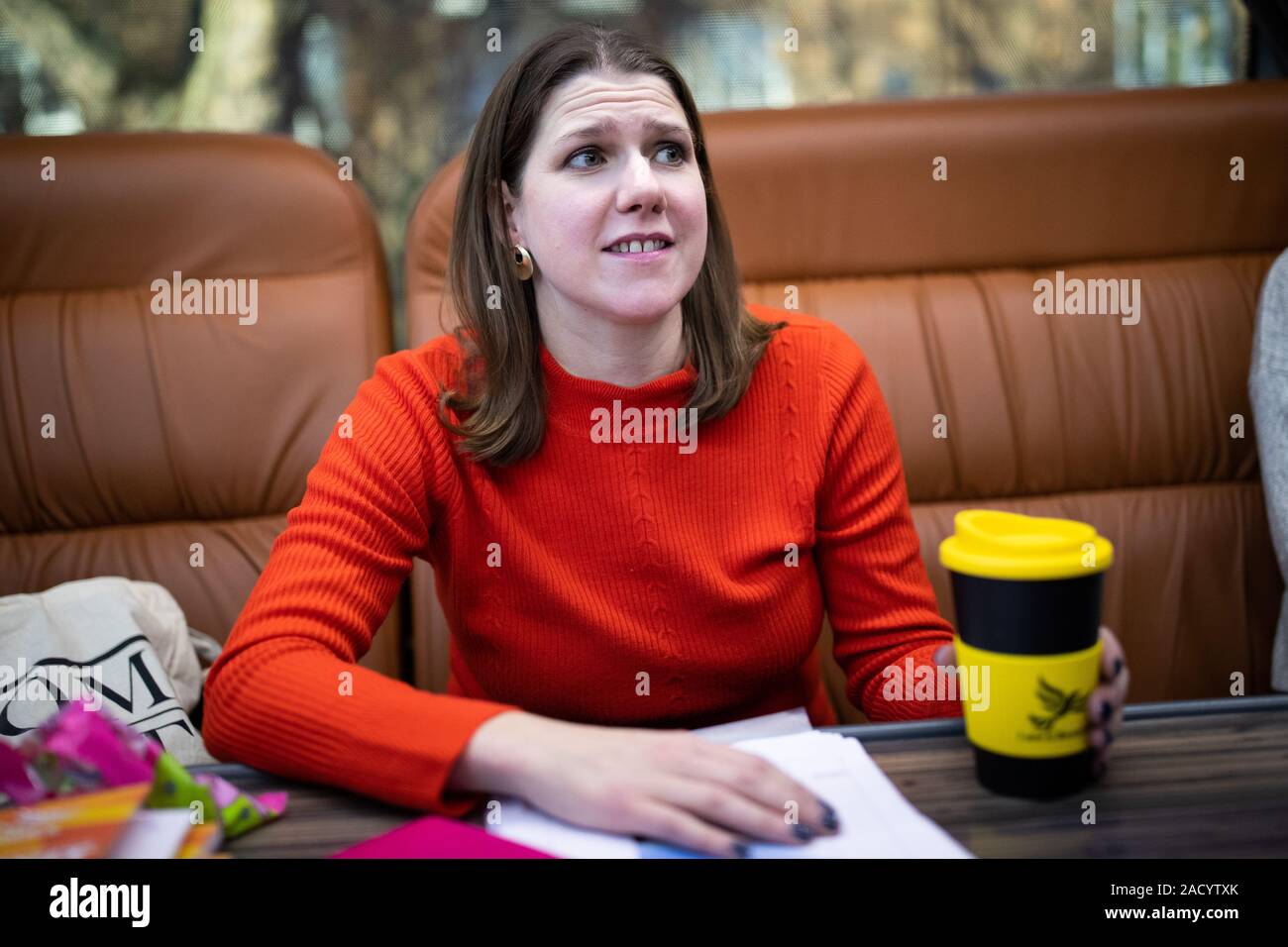 Le leader libéral démocrate Jo Swinson sur la campagne électorale, sur la route de bus à Chelmsford pour discuter de l'impact de Brexit Trump et échange avec les agriculteurs, tandis qu'à l'élection générale. Banque D'Images