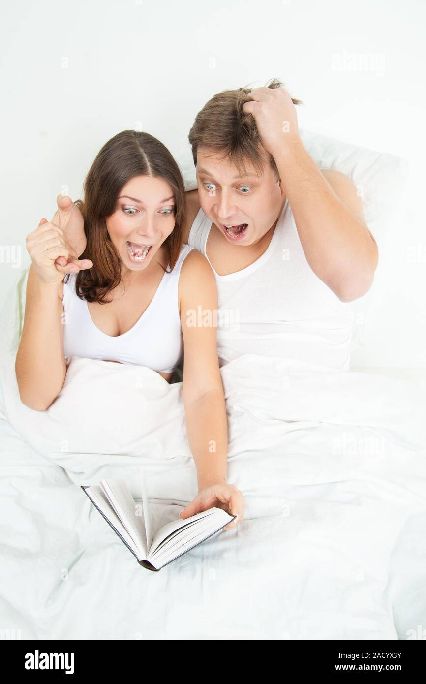 Femme enceinte et son mari reading book Banque D'Images