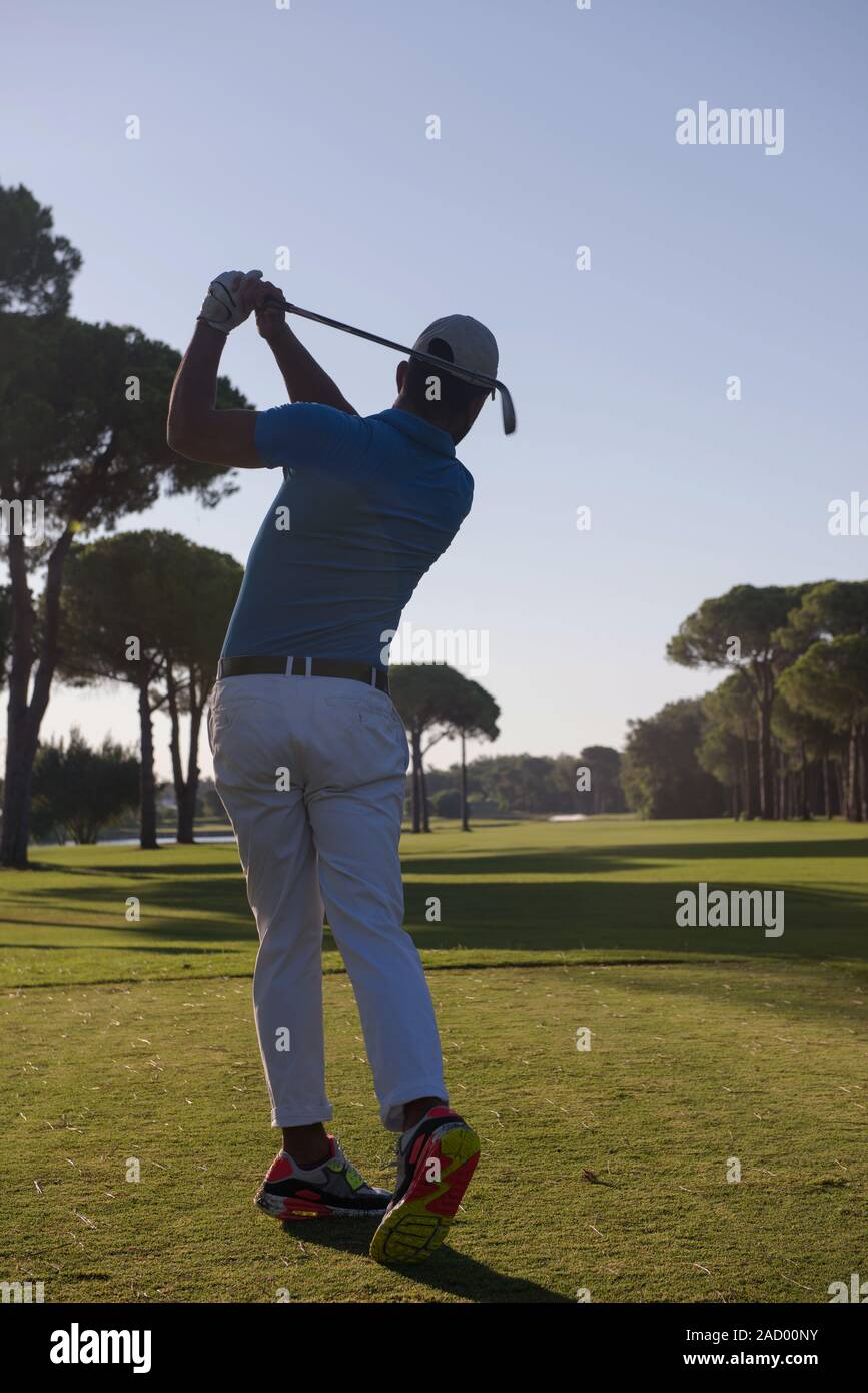 Player hitting Golf Shot Banque D'Images