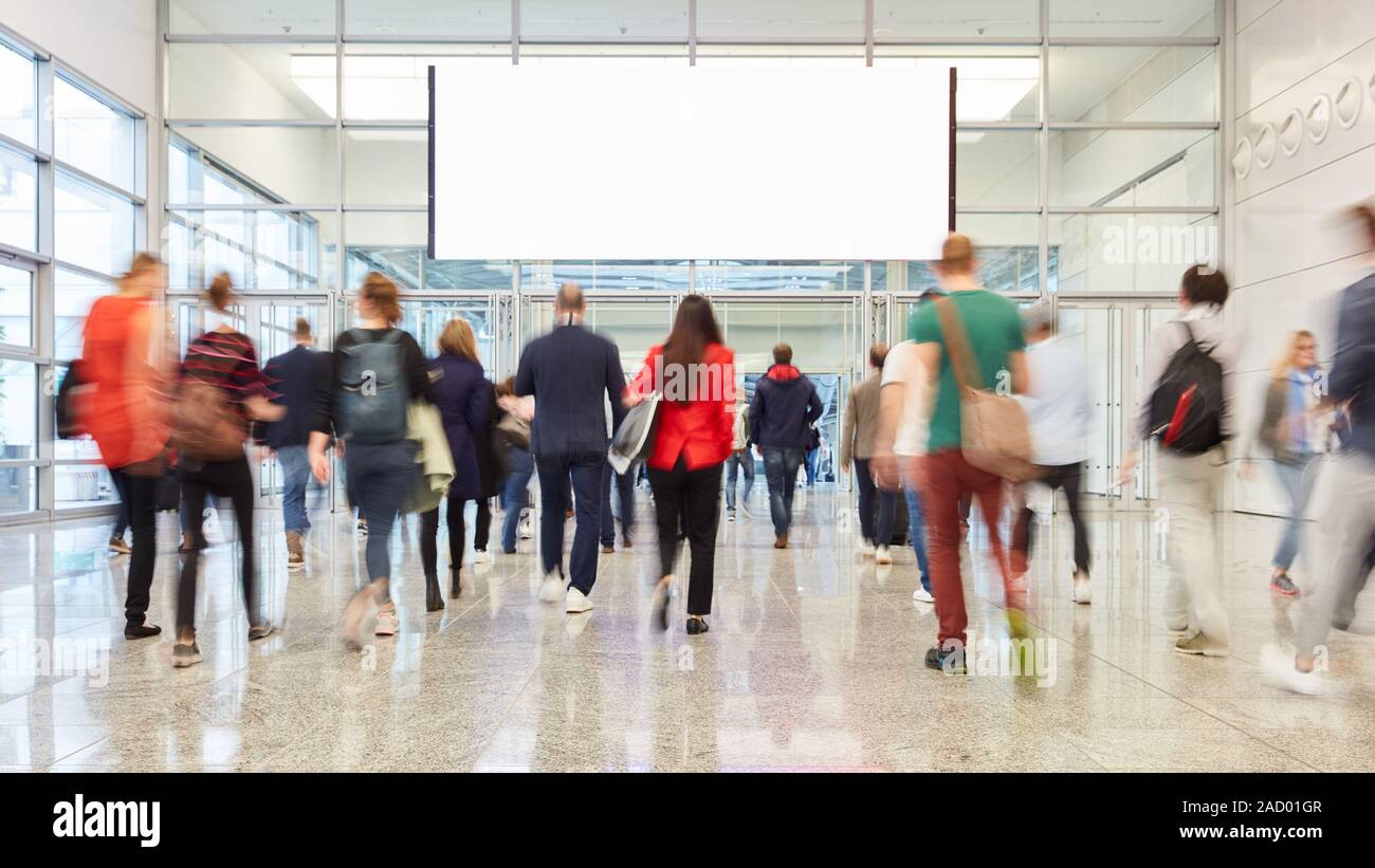 Foule anonyme sous une case white Affiche publicitaire sur le commerce juste Banque D'Images