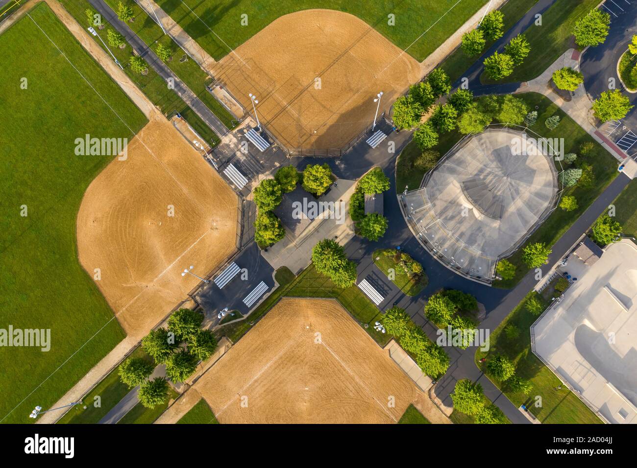 Vue aérienne d'un réseau express régional baseball/softball sports complex avec cages de base et d'un skate park. Banque D'Images