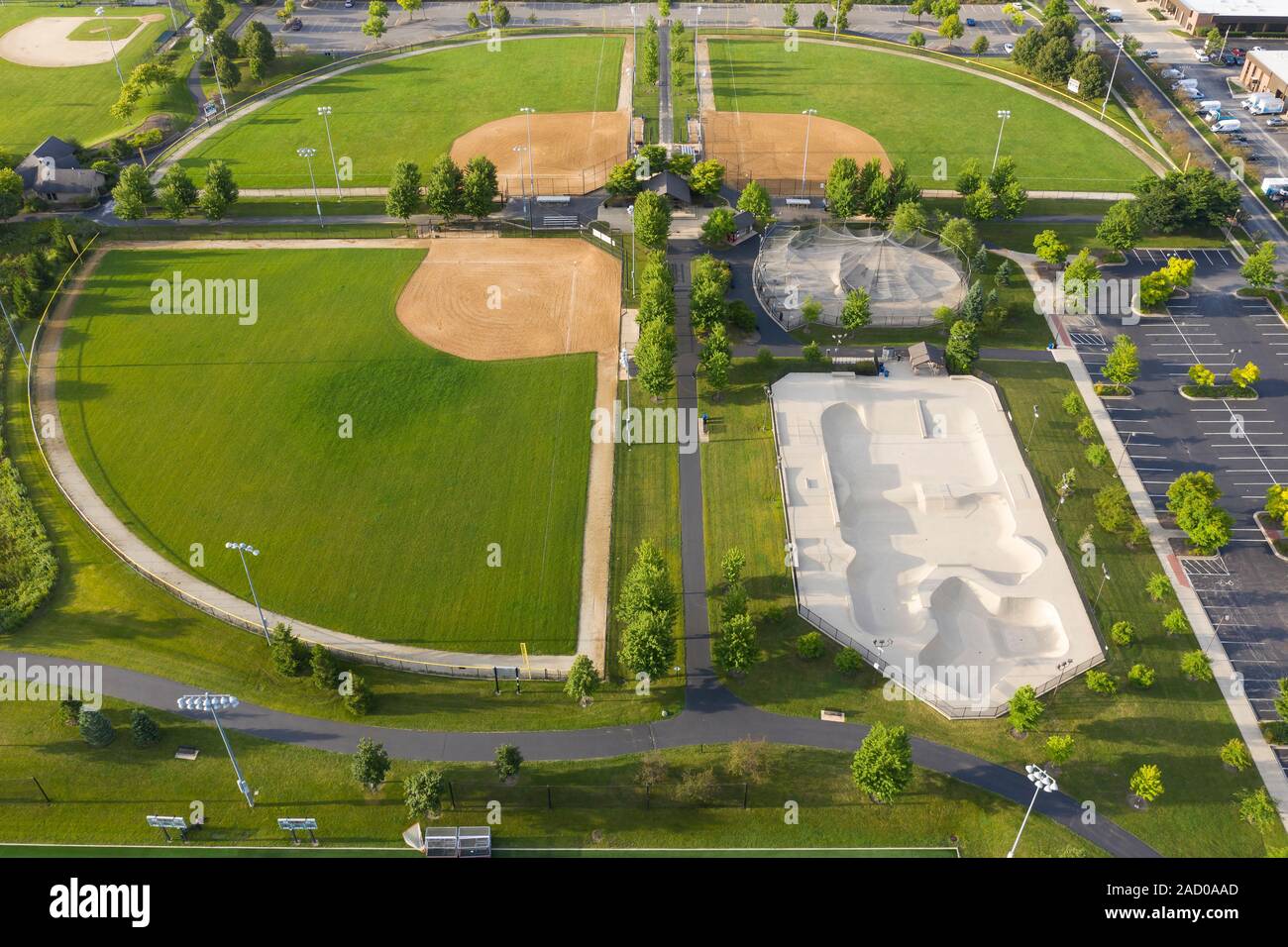 Vue aérienne d'un réseau express régional baseball/softball sports complex avec cages de base et d'un skate park. Banque D'Images