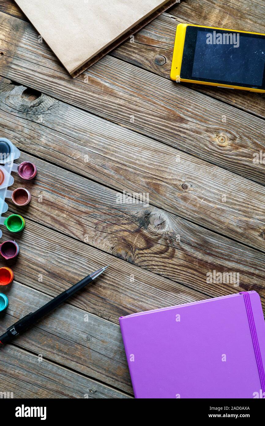 Aquarelles, crayons de couleur et d'esquisses sur table en bois. Mise à plat des photos avec l'espace vide pour logo, texte. Banque D'Images