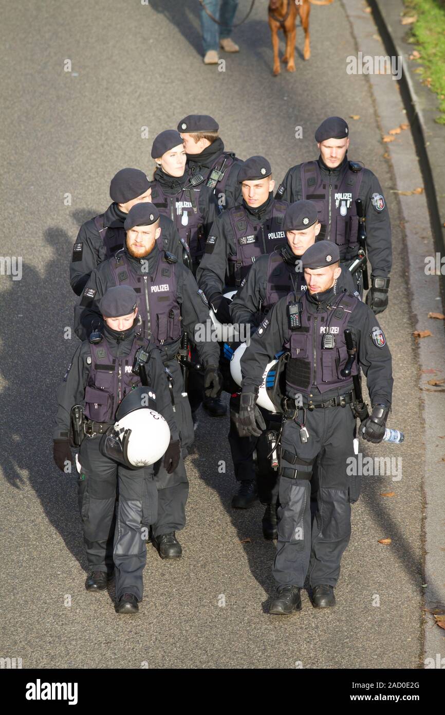 29 novembre, 2019 - Cologne, Allemagne. À la Police vendredi pour le climat futur grève. 4ème journée mondiale d'action initiée par les jeunes appelant à Banque D'Images