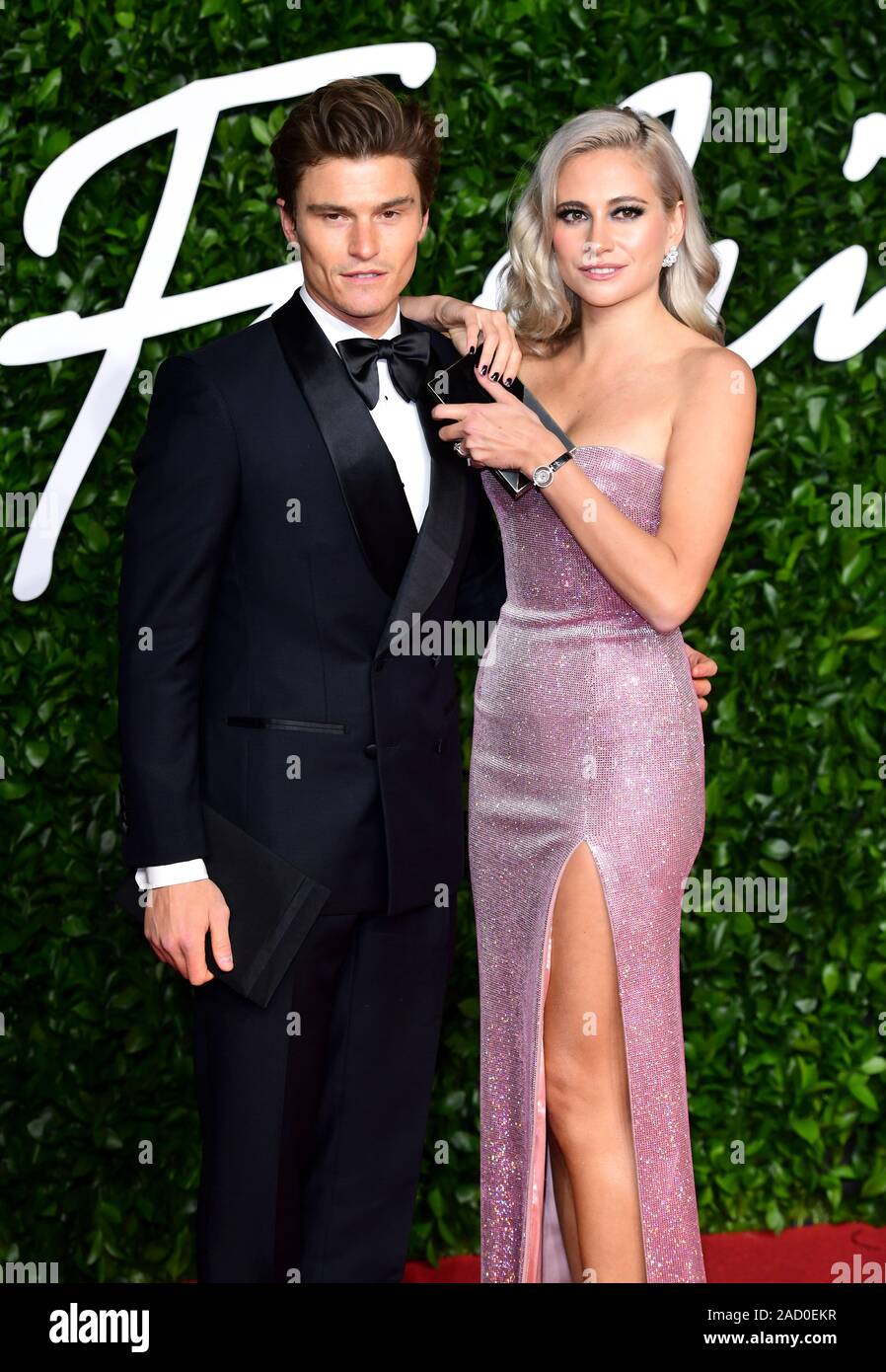 Oliver Cheshire et Pixie Lott participant à la Fashion Awards 2019 au Royal Albert Hall, Kensington Gore, Londres. PA Photo. Photo date : lundi 2 décembre 2019. Voir l'histoire de mode SHOWBIZ PA. Crédit photo doit se lire : Ian West/PA Wire Banque D'Images