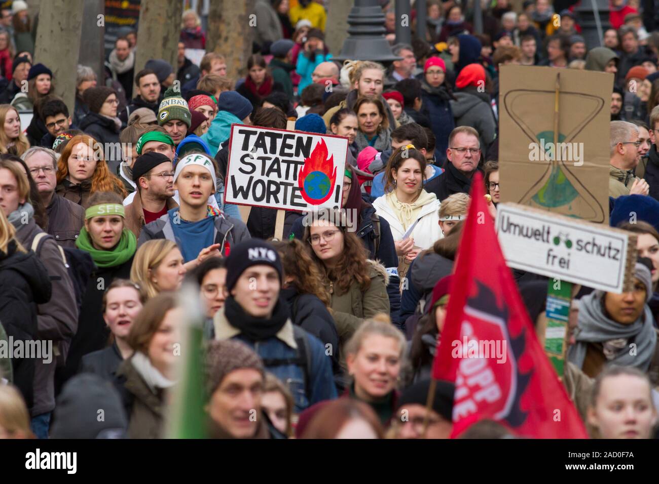 29 novembre, 2019 - Cologne, Allemagne. Vendredi pour le climat futur grève. 4ème journée mondiale d'action initiée par les jeunes appelant à un radical chan Banque D'Images