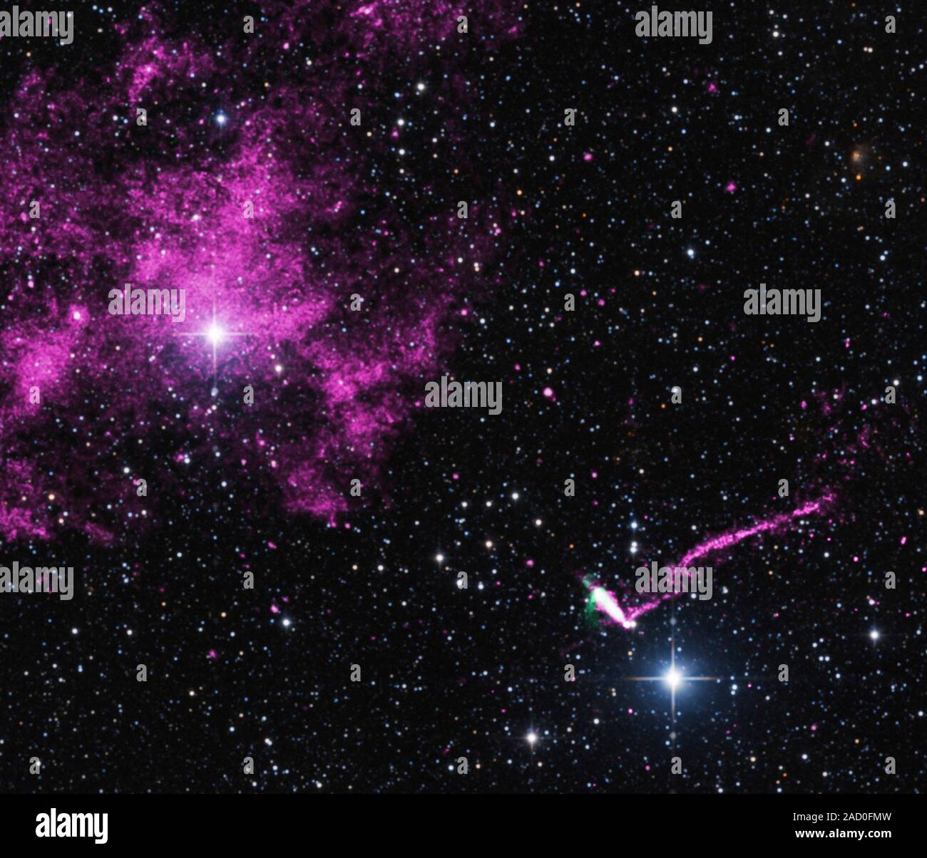 Pulsar nébuleuse du vent et jet. X-ray combiné (rose), la radio (vert) et  de l'image optique de pulsar IGR J11014-6103 (bas à droite) et d'un vestige  de supernova (jusqu Photo Stock -