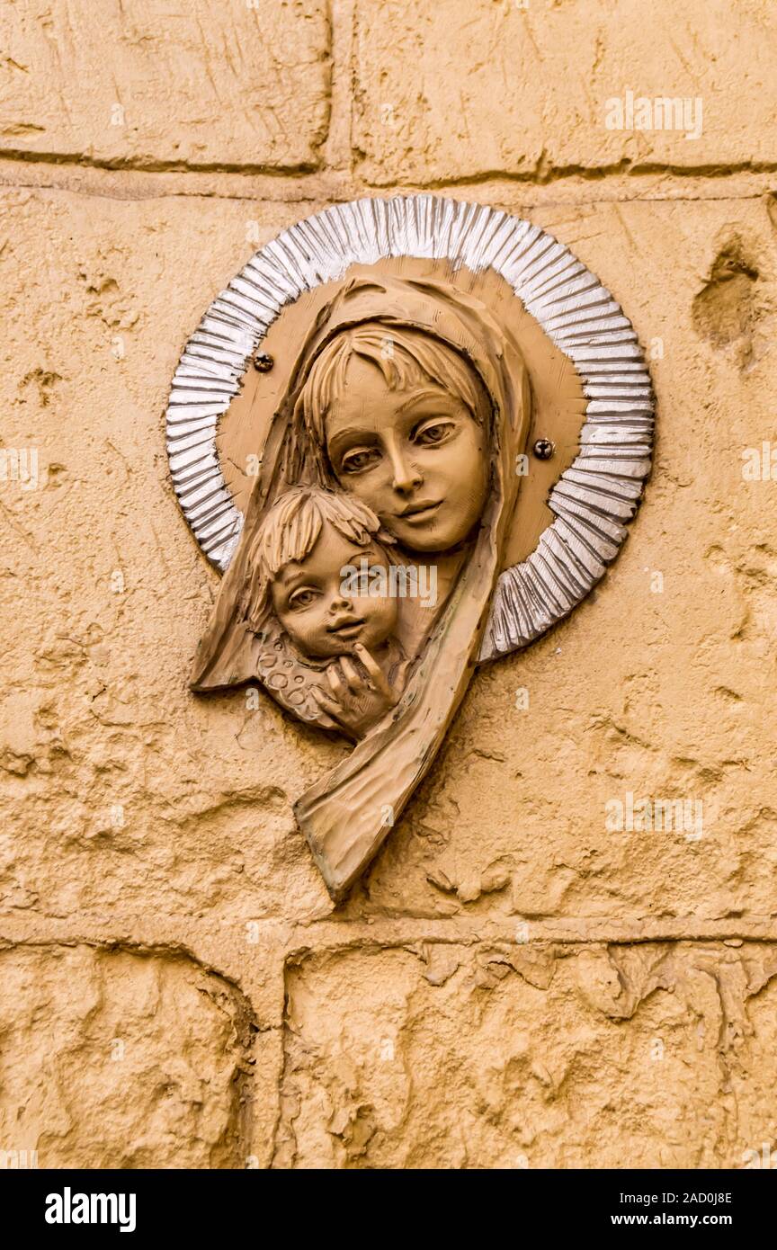 L'icône de la Vierge Marie. Icône religieuse sur mur en pierre de la Vierge Marie et le saint enfant Jésus Banque D'Images