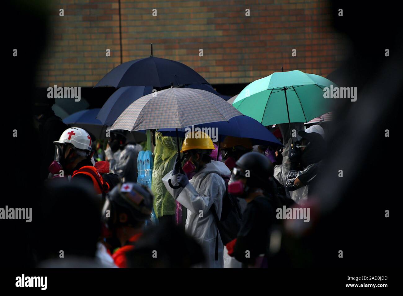 Hong Kong, Chine. 17 novembre 2019. On peut voir des manifestants à l'Université Polytechnique de rassemblement, juste avant sa mise en isolement cellulaire pendant deux semaines. Banque D'Images