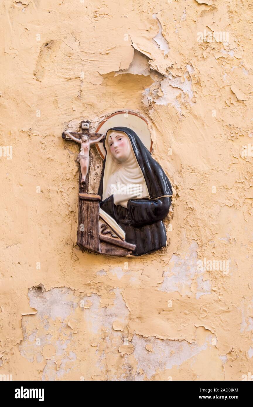 Icône religieuse. Sur le mur en pierre de la Vierge Marie et le saint enfant Jésus Banque D'Images