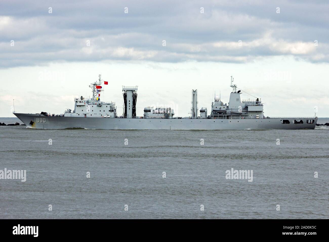 ROTTERDAM - Jan 30, 2015 : Type 903 de la Marine chinoise ravitailleur (890) quitter le port de Rotterdam après la première visite jamais de la Marine chinoise Banque D'Images