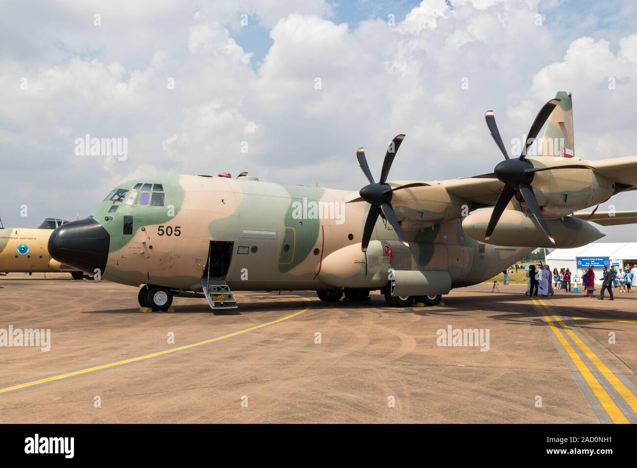 FAIRFORD, UK - Oct 13, 2018 : Royal Air Force d'Oman Lockheed C-130 Hercules avion sur le tarmac de la base aérienne de la RAF Fairford. Banque D'Images