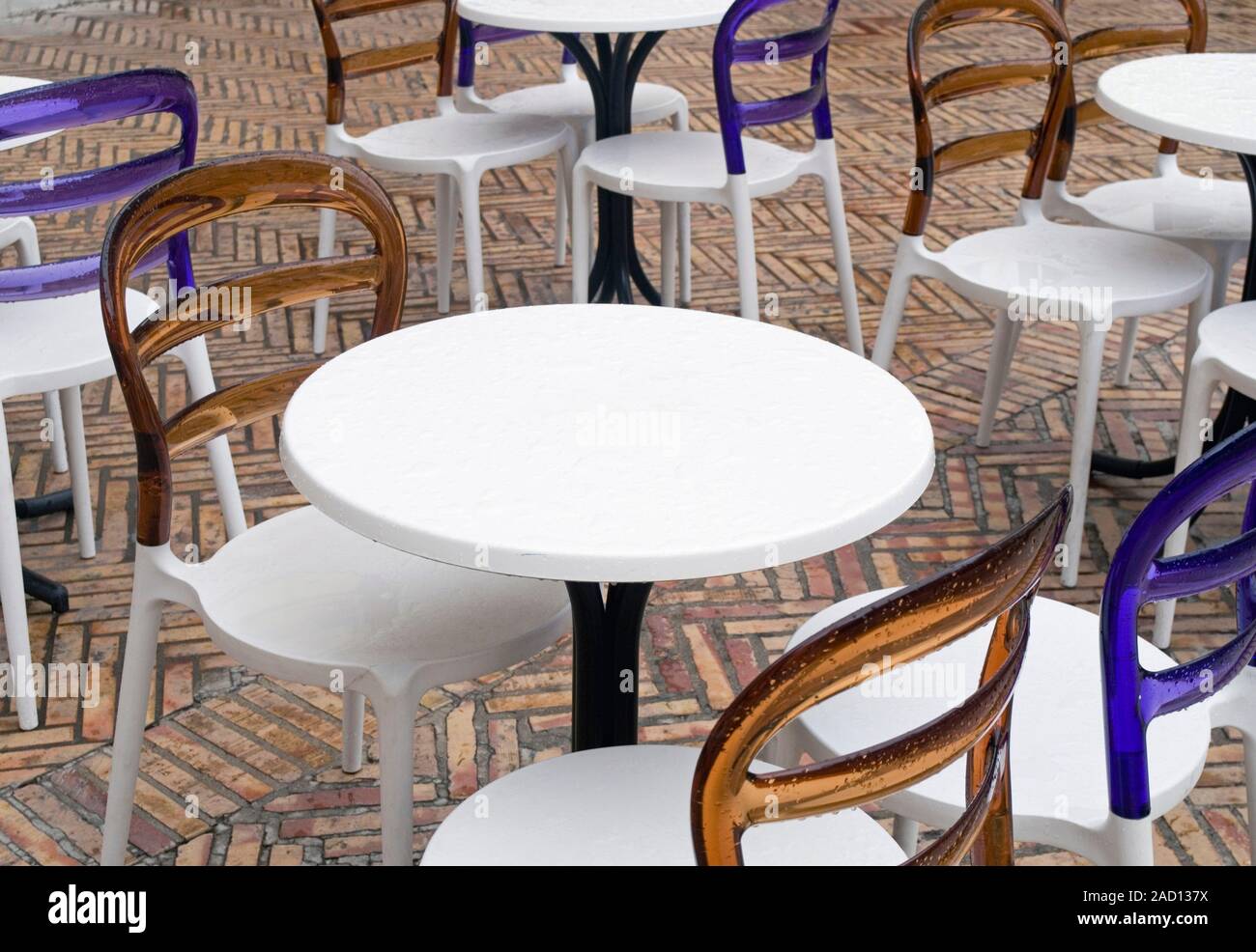 Café en plein air tables et chaises vides Banque D'Images