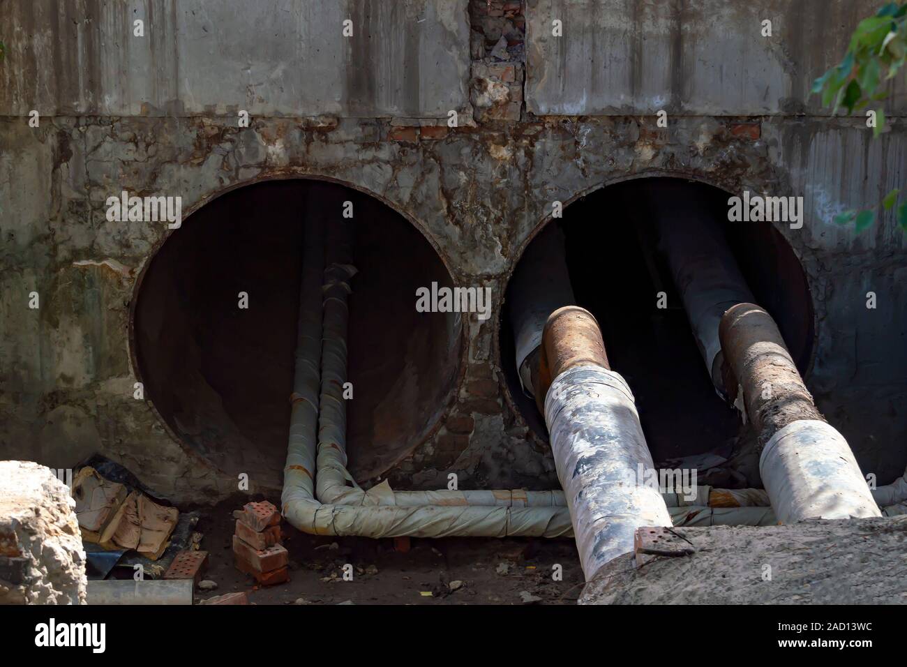 Vieux tuyaux dans une fosse de construction. La fosse remplie d'eau  souterraine et d'eau de pluie en hiver Photo Stock - Alamy