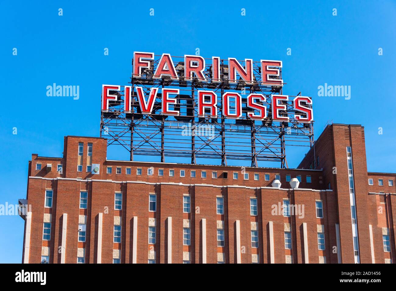 Montréal, Canada - 19 septembre 2019 : Farine Cinq Roses signer plus de ciel bleu Banque D'Images