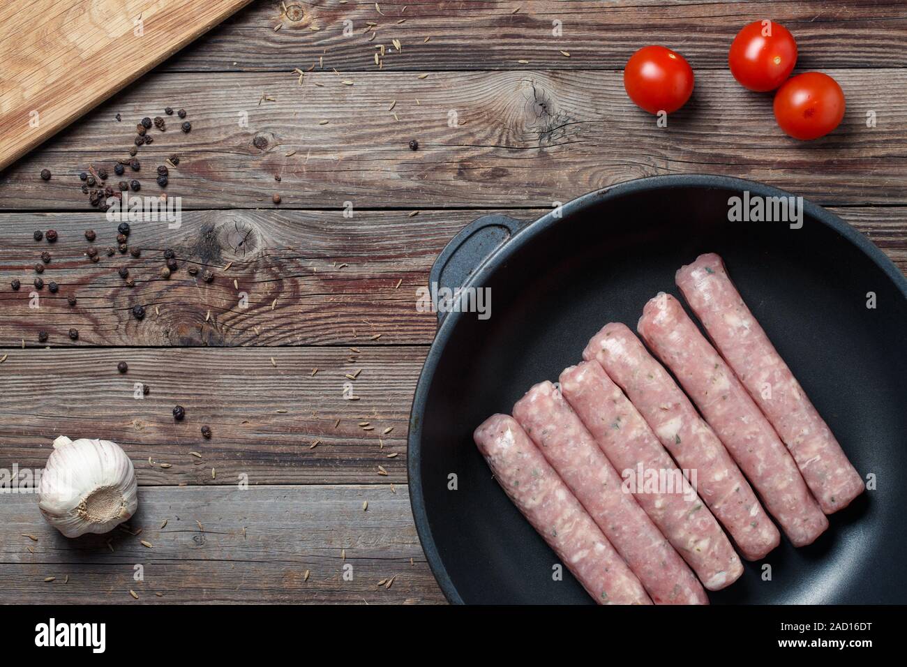 Les saucisses crues dans une casserole Banque D'Images