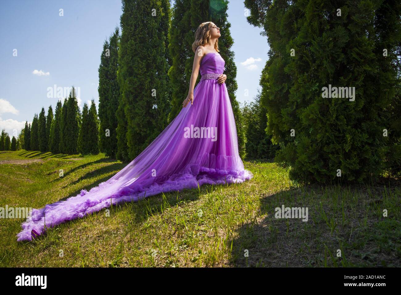Belle femme en longue robe rose comme la princesse dans le jardin vert  Photo Stock - Alamy