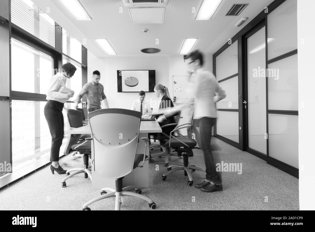 Les gens d'affaires groupe dans une salle de réunion le motion blur Banque D'Images