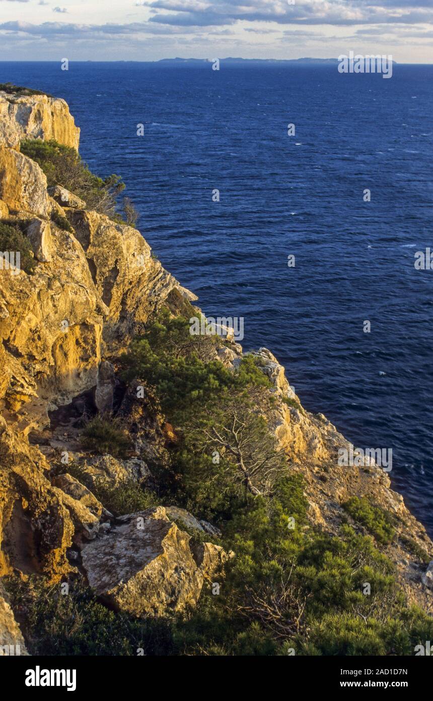 Côte Rocheuse et l'île Cabrera dans l'arrière-plan - Majorque Banque D'Images