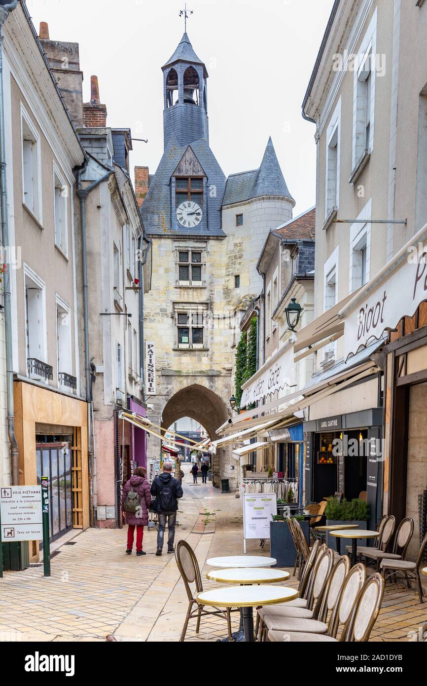 Amboise, France - 16 octobre 2019 : sortie touristique le long de la porte d'entrée avec tour de l'horloge dans le vieux centre-ville d'Amboise historiic Banque D'Images