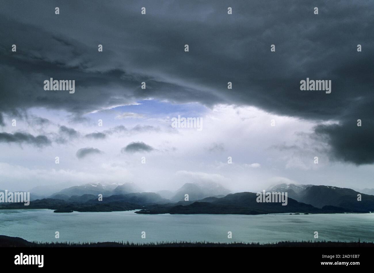 Nuages d'orage sur la baie Kachemak / Homer - péninsule de Kenai Banque D'Images