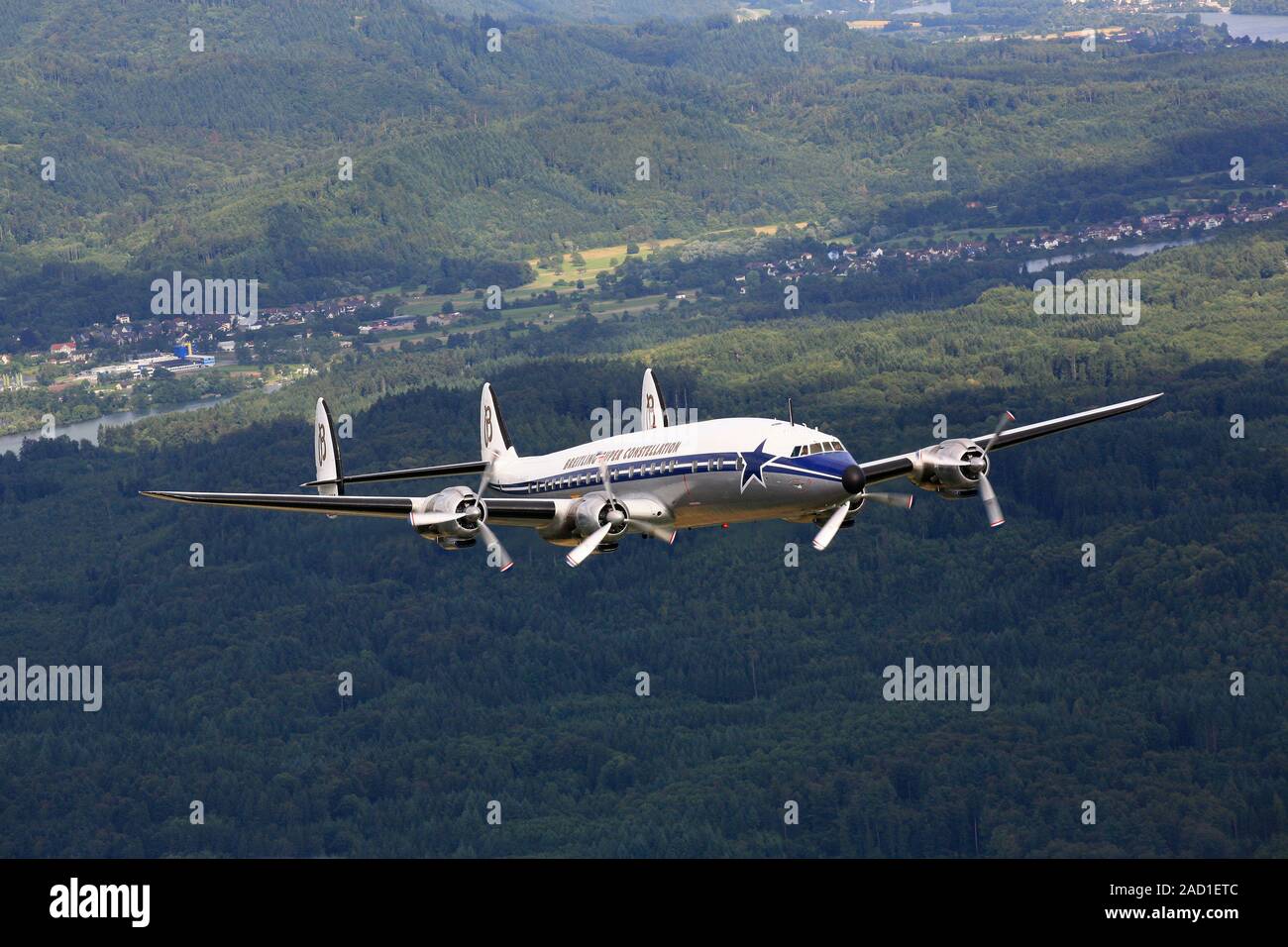 Lockheed Super Constellation HB-RSC sur le Haut Rhin Banque D'Images