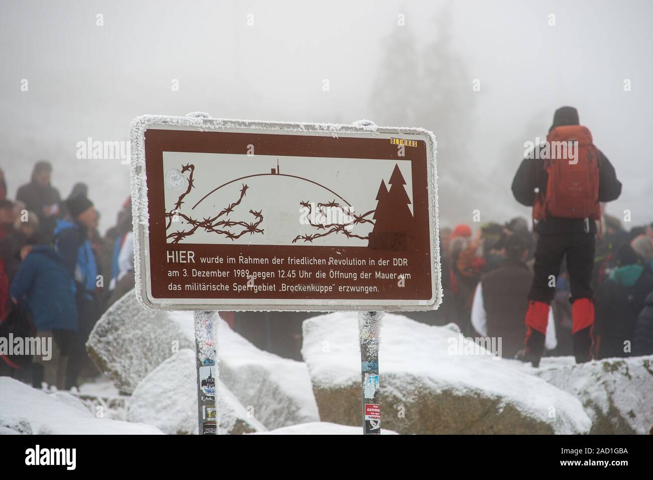 Wernigerode, Allemagne. 06Th Dec, 2019. Les randonneurs se tenir à l'endroit où la porte de la zone de sécurité militaire sur le Brocken était avant la chute du Mur de Berlin. Il y a trente ans, de nombreux participants de la randonnée organisée par le Harzclub étaient déjà à cet endroit où ils demandent l'ouverture de la porte. Le Brocken a été ouvert au public le 03 décembre 1989. Credit : Klaus-Dietmar Gabbert/dpa-Zentralbild/dpa/Alamy Live News Banque D'Images