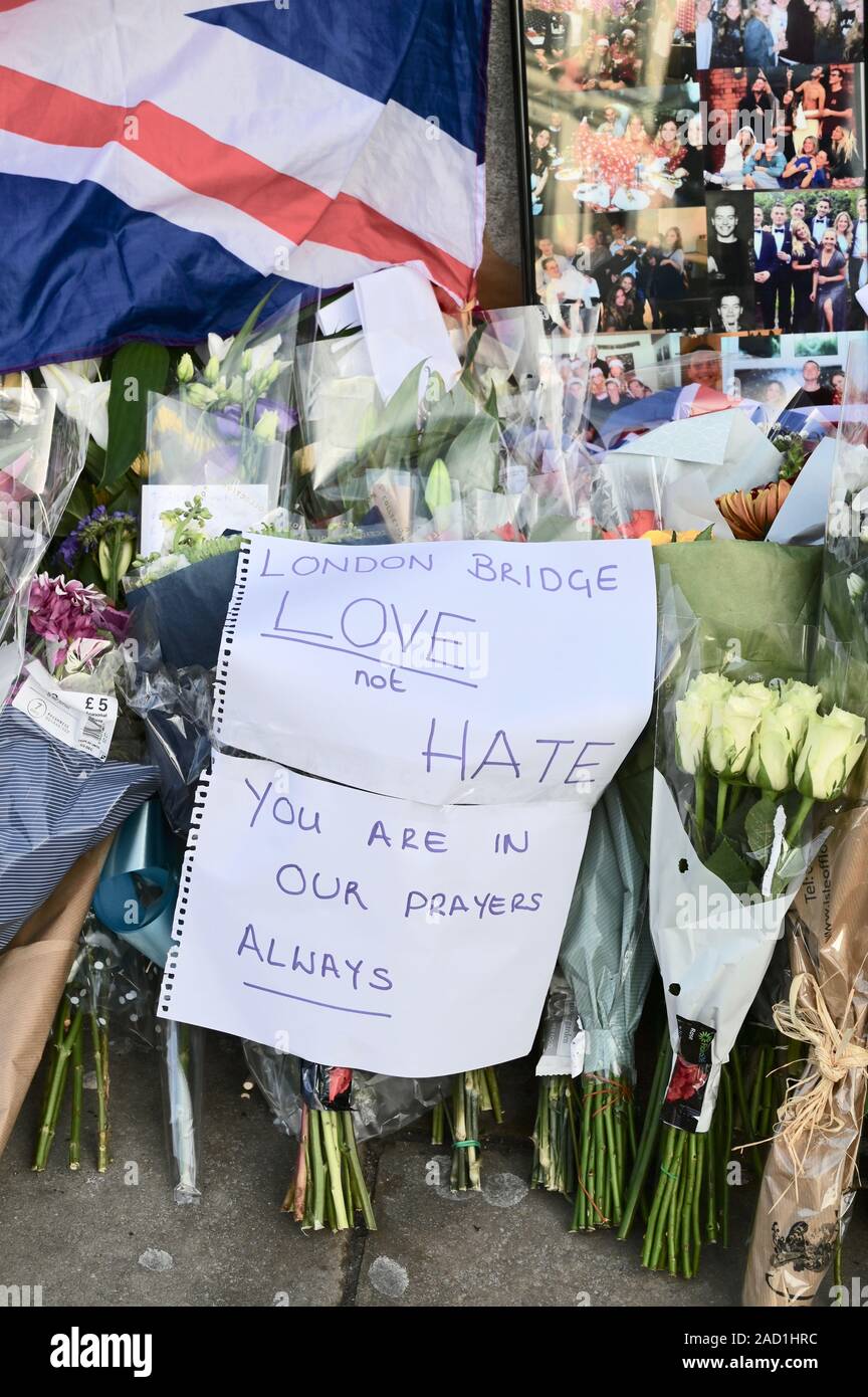 Attaque terroriste à Londres. Tributs floraux ont été laissés sur le pont de Londres à la suite de l'attaque terroriste à poissonnier's Hall, London Bridge, Londres. UK Banque D'Images