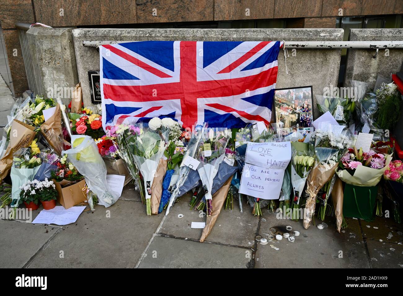 Attaque terroriste à Londres. Tributs floraux ont été laissés sur le pont de Londres à la suite de l'attaque terroriste à poissonnier's Hall, London Bridge, Londres. UK Banque D'Images