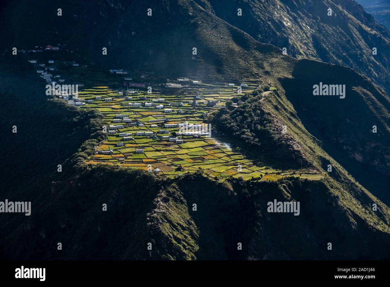 Vue aérienne du village de Phortse, éclairée par les premiers rayons du soleil de la journée Banque D'Images