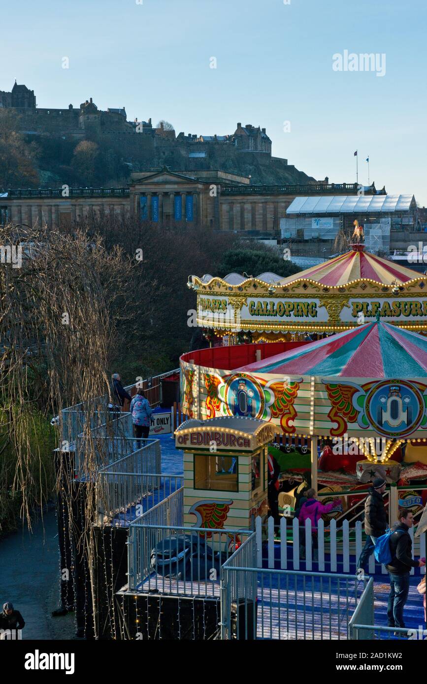 Le Château d'Édimbourg, Marché de Noël et juste. Carrousel et en premier plan sur le marché. L'Ecosse Banque D'Images