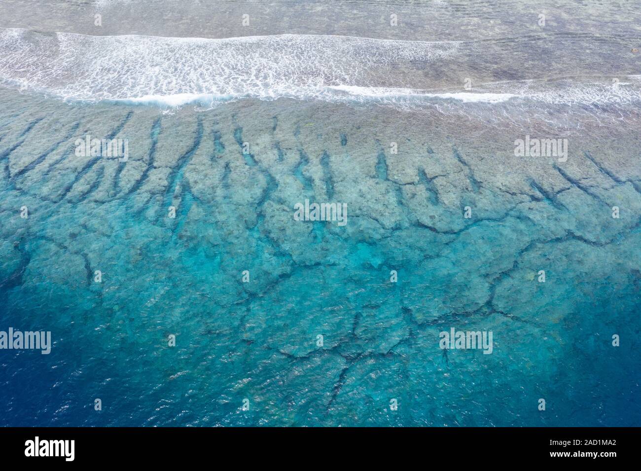 Une vue d'ensemble montre l'océan Pacifique tropical lave sur le bord d'un récif tombant le long de la côte de Nouvelle Angleterre, la Papouasie-Nouvelle-Guinée. Banque D'Images