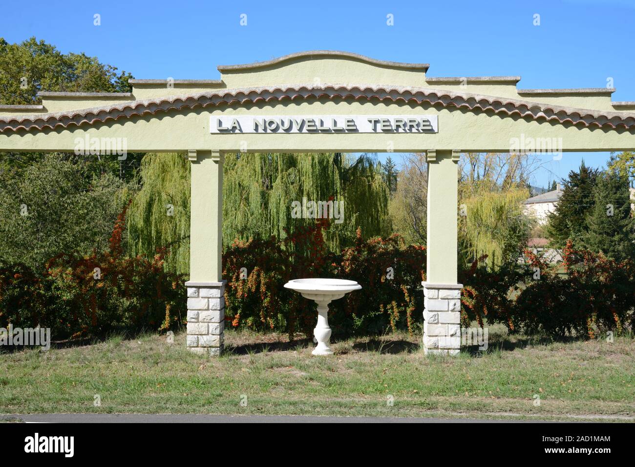 Pergola en béton bordure de fontaine et la Nouvelle Terre, ou terre
